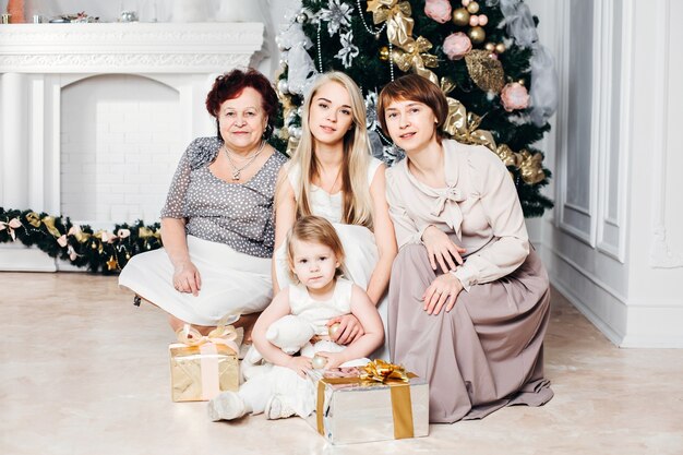 Familia posando cerca del árbol de Navidad