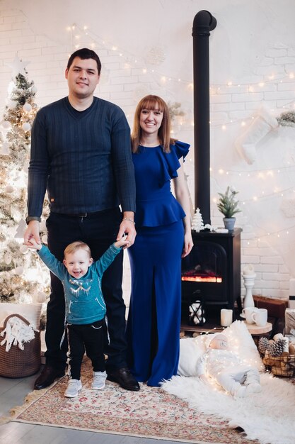 Familia posando el día de Navidad