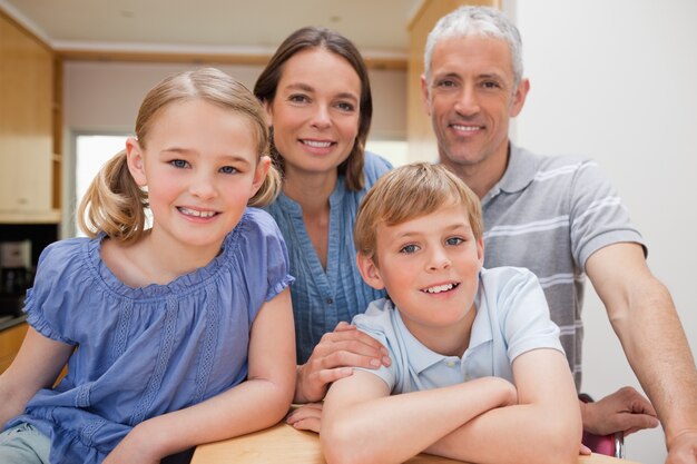 Família posando em uma cozinha