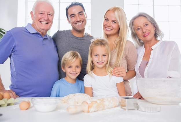 Família posando na cozinha