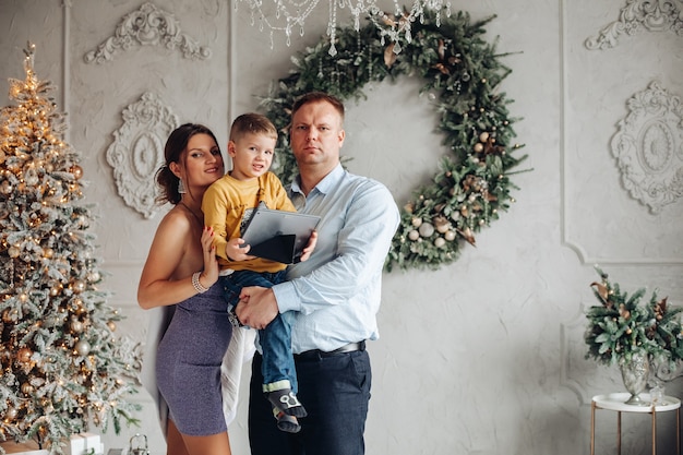 Família posando no dia de natal