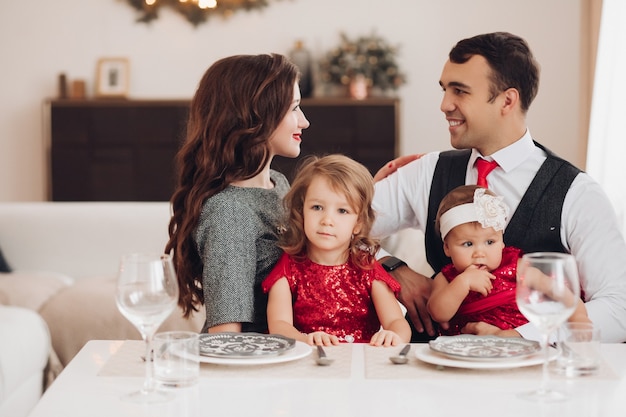 Família posando no dia de natal