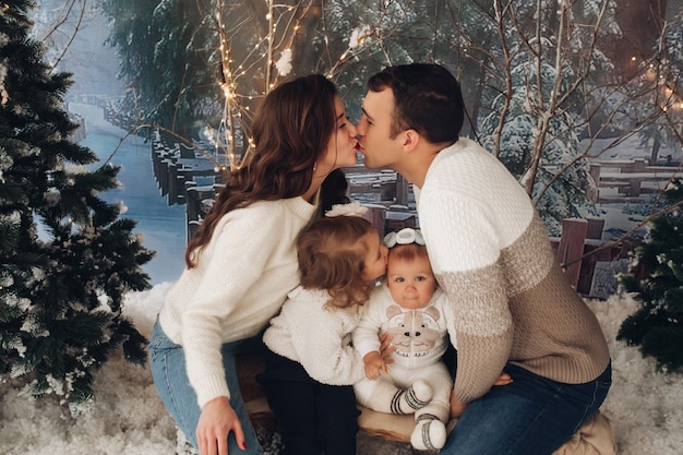 Família posando perto da árvore de natal