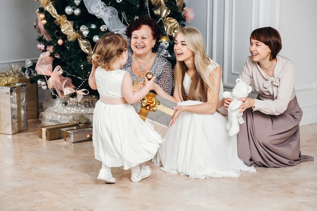 Família posando perto da árvore de Natal