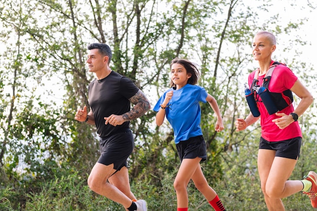 Familia practicando el trail running en el campo