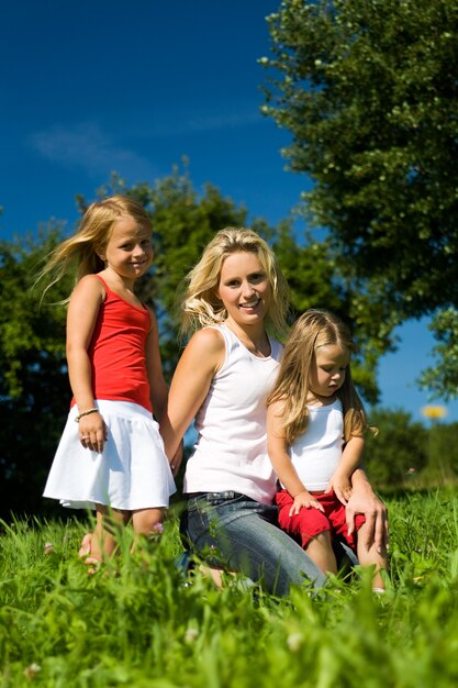 Familia en un prado