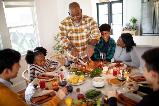 Foto familia preparada para su cena de acción de gracias