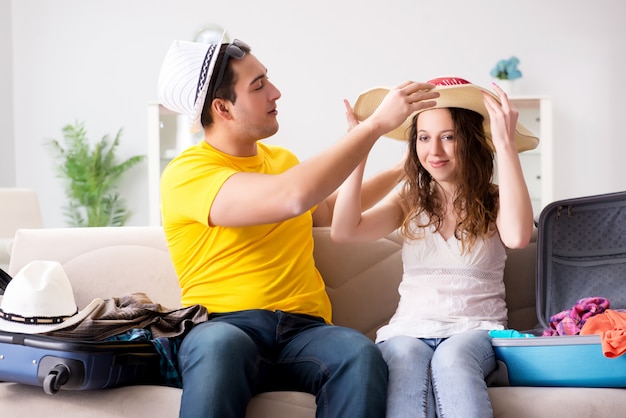 Família preparando a viagem de férias