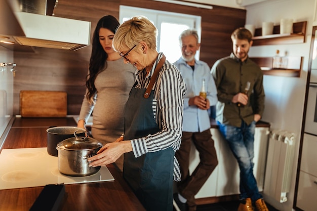 Familia preparando el almuerzo juntos en el interior