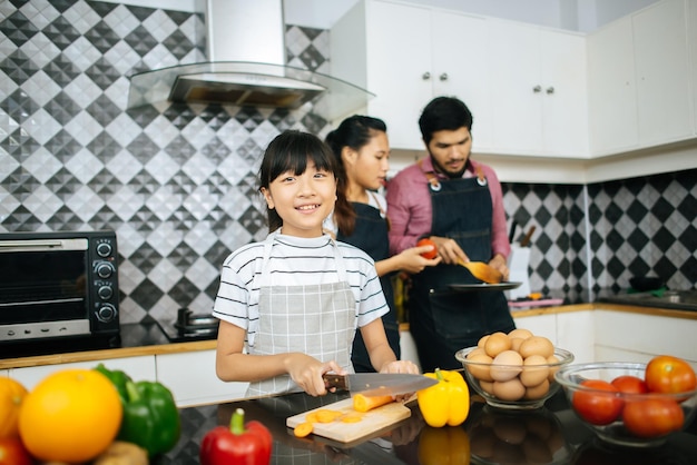 Foto familia preparando comida en la cocina en casa