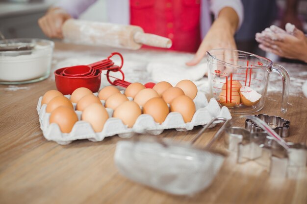 Foto familia preparando comida en la cocina