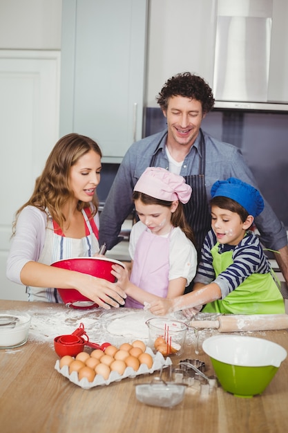 Familia preparando comida en la cocina