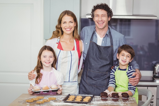 Familia preparando comida en la cocina