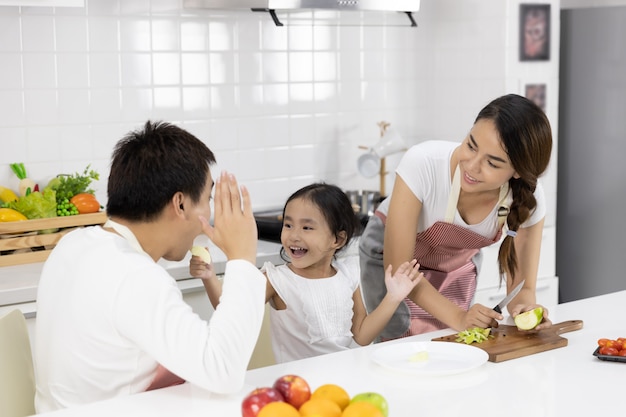 Familia preparando comida en la cocina