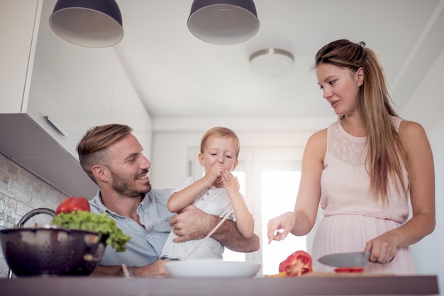 Familia preparando comida con hijo