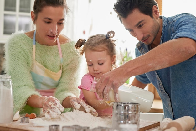 Família preparando comida na cozinha