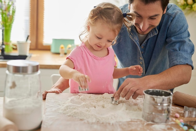 Família preparando comida na cozinha