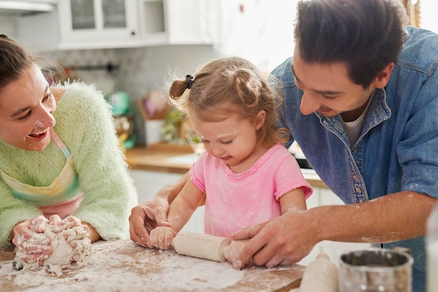 Família preparando comida na cozinha