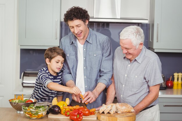 Família preparando comida na cozinha