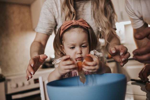 Família preparando massa de panqueca para o café da manhã