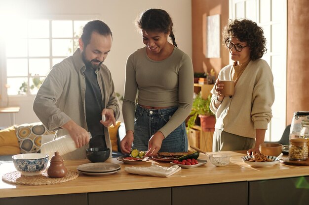 Foto familia preparando sándwiches juntos