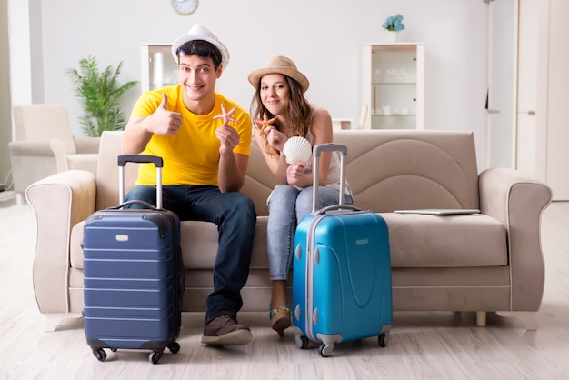 Familia preparando el viaje de vacaciones