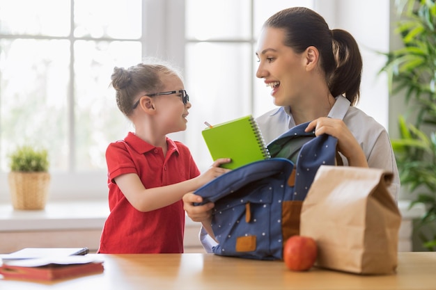 Familia preparándose para la escuela