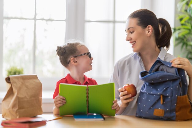 Familia preparándose para la escuela