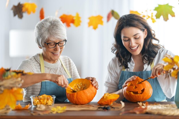 Familia preparándose para Halloween