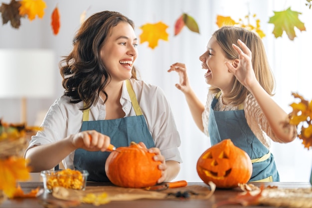 Familia preparándose para Halloween