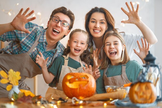 Familia preparándose para Halloween