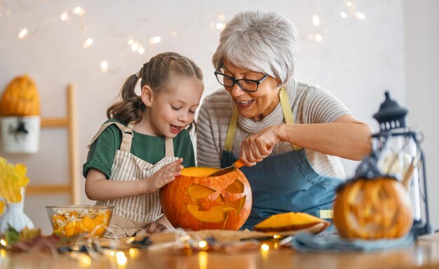 Familia preparándose para Halloween