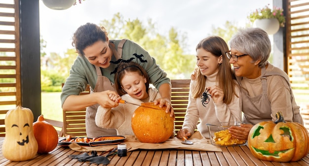 Familia preparándose para Halloween