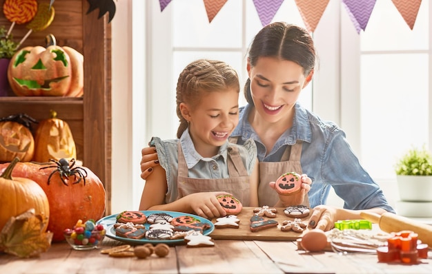 Familia preparándose para Halloween