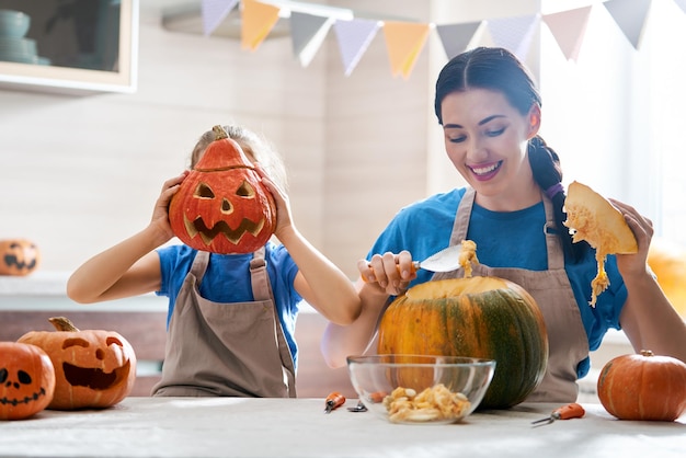 Familia preparándose para Halloween