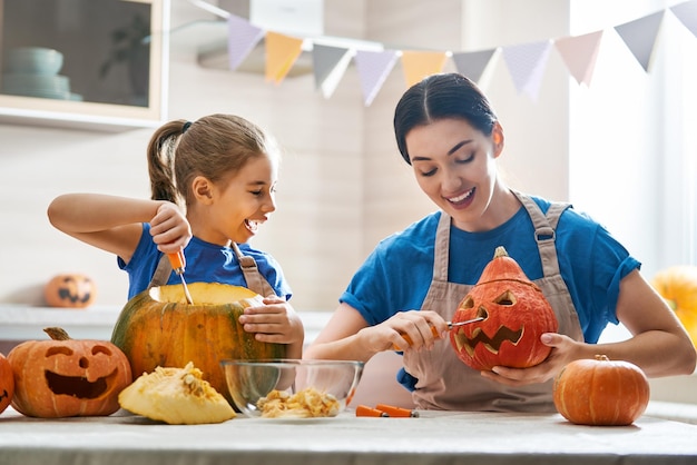 Familia preparándose para Halloween