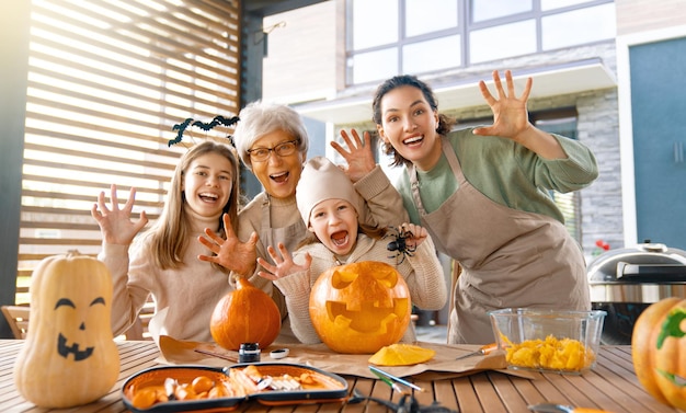 Familia preparándose para Halloween