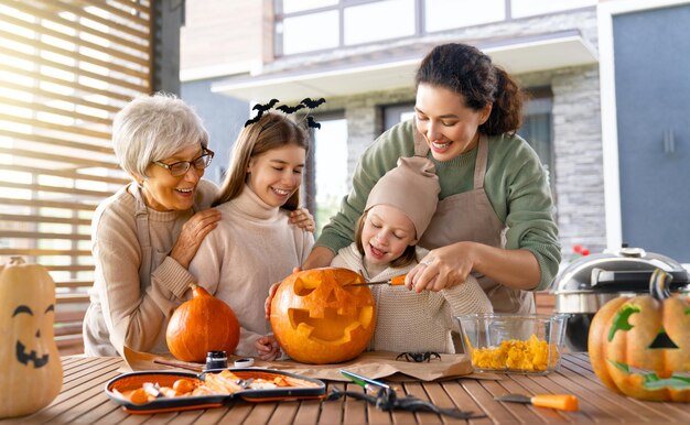 Familia preparándose para Halloween