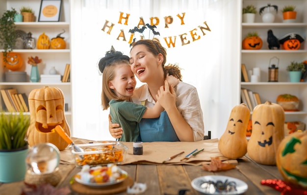 Familia preparándose para Halloween