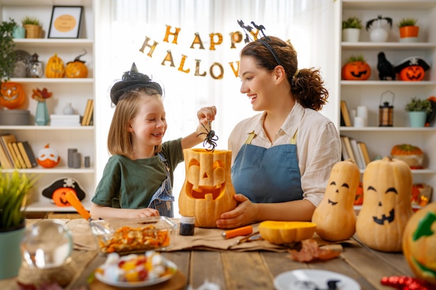 Familia preparándose para Halloween