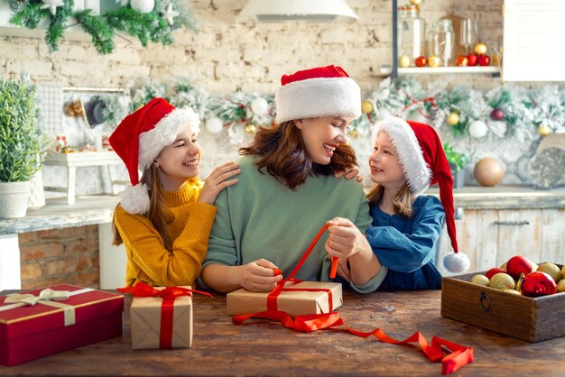 familia preparándose para Navidad