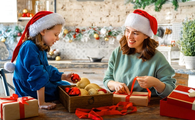 familia preparándose para Navidad