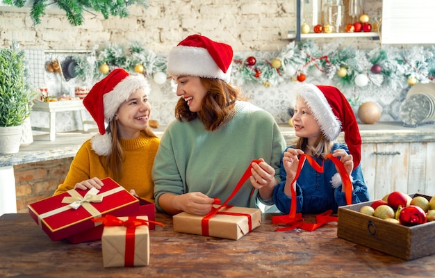 familia preparándose para Navidad