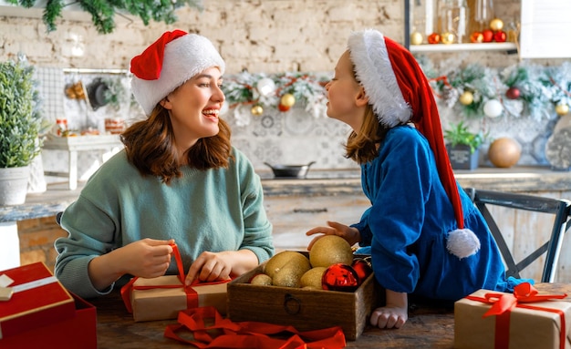 familia preparándose para Navidad