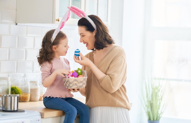 Familia preparándose para la Pascua