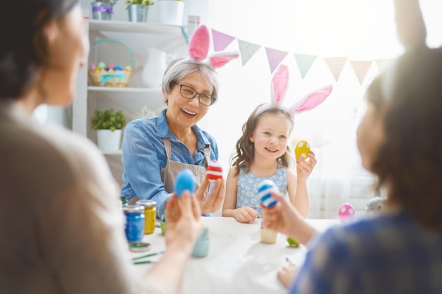 Familia preparándose para la Pascua