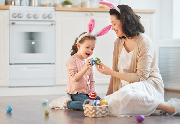 Familia preparándose para Semana Santa