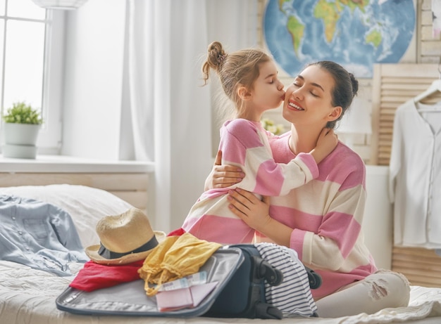 Familia preparándose para el viaje