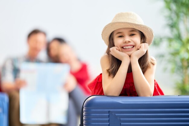 Familia preparándose para el viaje