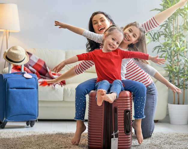 Familia preparándose para el viaje